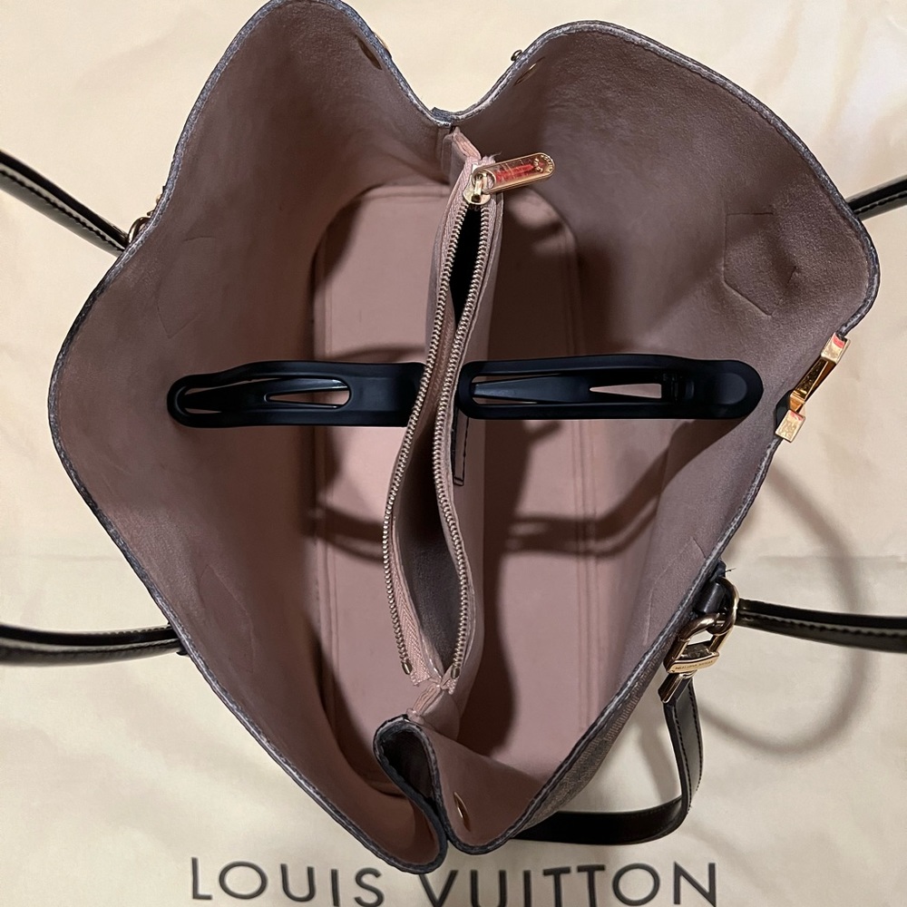 Beautiful AUTHENTIC Louis Vuitton Kensington Tote - Picture 12 of 16